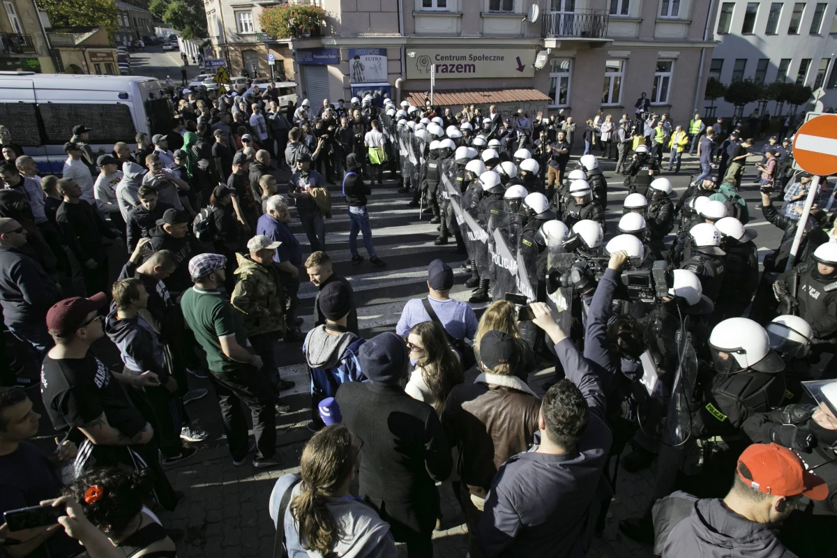 Kolejny zatrzymany w związku z sobotnim zakłócaniem Marszu Równości w Lublinie. Policjanci zatrzymali Patrycjusza J. Mężczyzna ma postawione zarzuty czynnej napaści na funkcjonariuszy i udział w nielegalnym zbiegowisku. Grozi mu do 10 lat więzienia - informuje dziennikarz RMF FM Krzysztof Kot. 