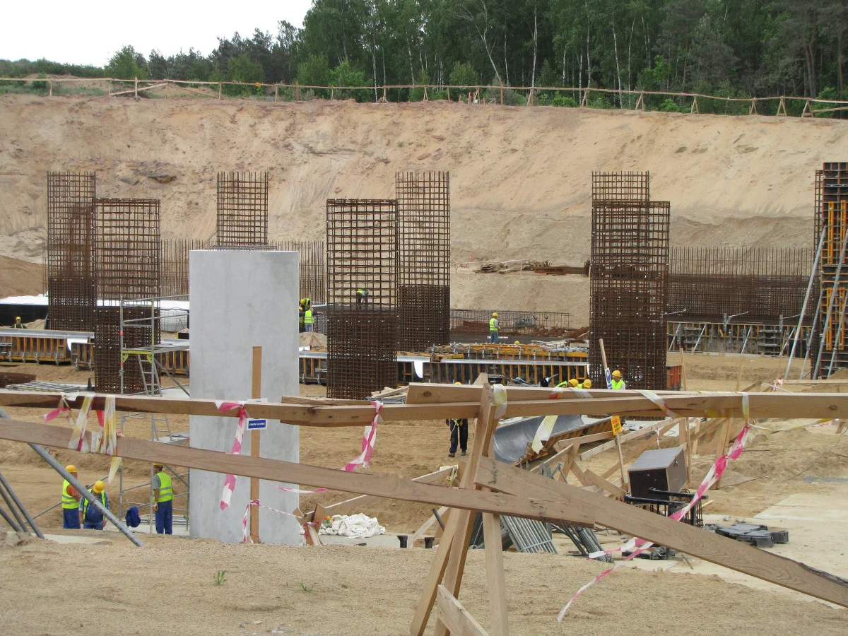 Podwykonawcy firmy Astaldi, która realizuje kilka ważnych inwestycji w Polsce, znów grożą protestem. Planują zablokować inwestycje upadającej włoskiej firmy - czyli metro w Warszawie oraz drogi krajowe nr 17 i 19 w najbliższy czwartek. Tłumaczą, że pracownicy spółki PKP PLK, która zobowiązała się spłacać zaległości firmy, ociągają się z weryfikacją faktur i potwierdzeniami wykonania robót.
