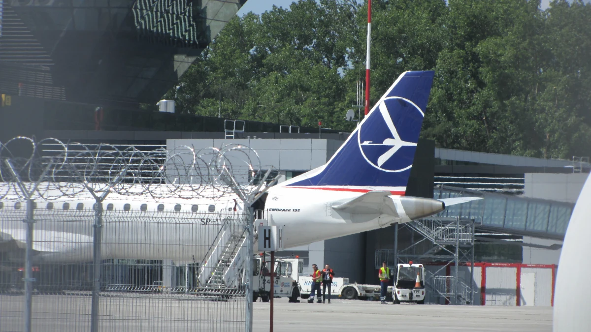 Polskie Linie Lotnicze LOT na razie nie mają zamiaru odwoływać połączeń przed zaplanowanym na czwartek strajkiem generalnym. W czwartek władze dwóch największych związków zawodowych działających w Locie chcą sparaliżować prace przewoźnika. Domagają się powrotu do dawnych dobrych warunków zatrudnienia.
