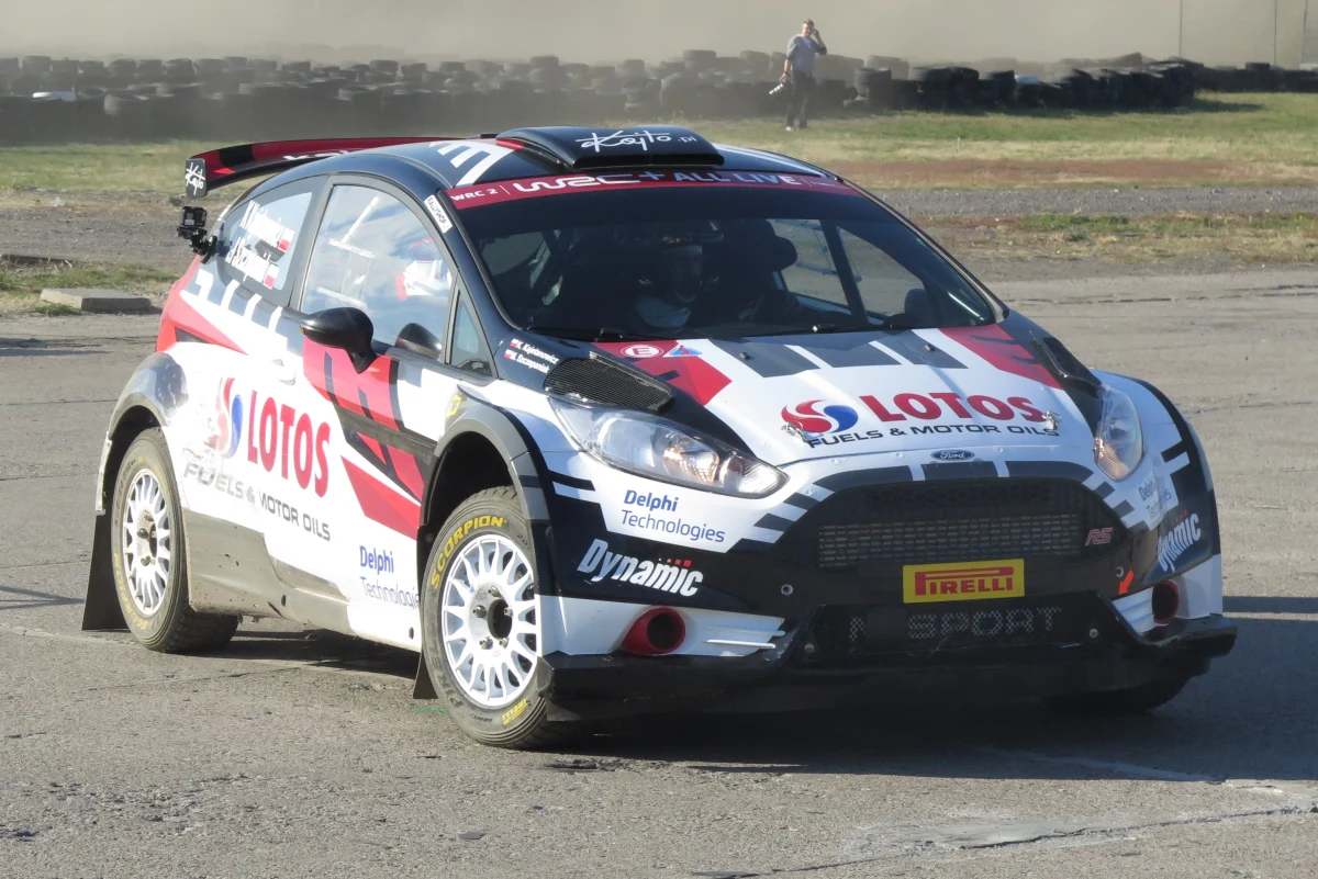 Misja Katalonia rozpoczęta! Kajetan Kajetanowicz rozpoczął przygotowania do rozpoczynającego się w przyszły czwartek Rajdu Katalonii. Trzykrotny mistrz Europy zbiera w tym roku cenne doświadczenie w klasie WRC-2 i jak na razie idzie mu świetnie. Ostatnio startował w Turcji, gdzie w swojej klasie zajął 4. miejsce. Gdyby nie problemy techniczne z autem, prawdopodobnie stanąłby na podium. Kajetanowiczowi na trasie będzie pomagał jego pilot Maciej Szczepaniak, ale od dziś w rajd zaangażowany jest cały sztab ludzi, którzy od dzisiejszych testów na warszawskim Bemowie, mają czas do kolejnego czwartku, żeby perfekcyjnie przygotować auto na szutrowo-asfaltowe trasy. Nad całym zespołem czuwa koordynator Lotos Rally Team - Paweł Kajzar, z którym rozmawiał Paweł Pawłowski.