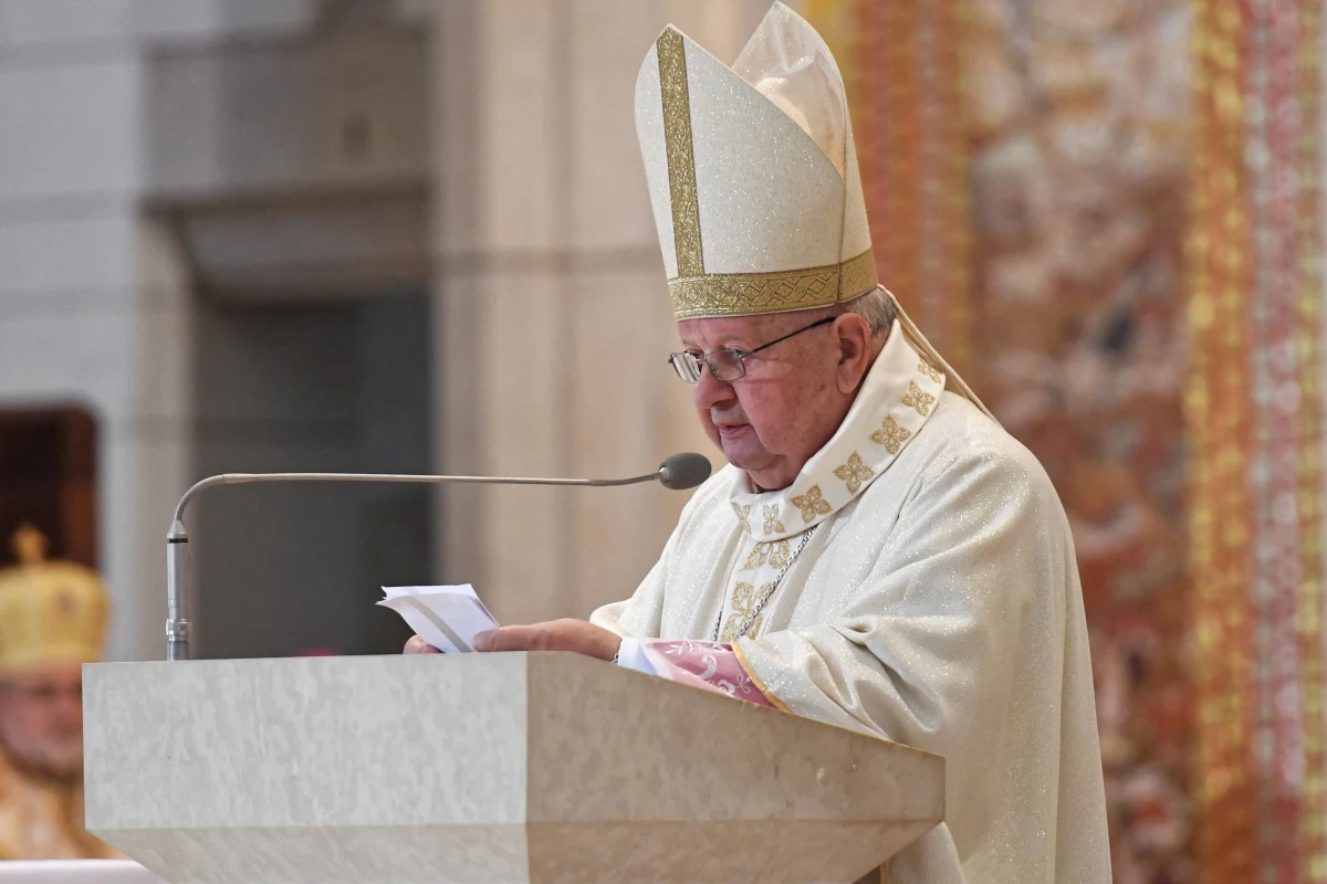 Dziękujemy za dar papieża, który oświecał umysły, poruszał serca i uwrażliwiał sumienia milionów chrześcijan na wszystkich kontynentach – mówił wieloletni osobisty sekretarz Jana Pawła II kard. Stanisław Dziwisz podczas mszy św. w Krakowie.
