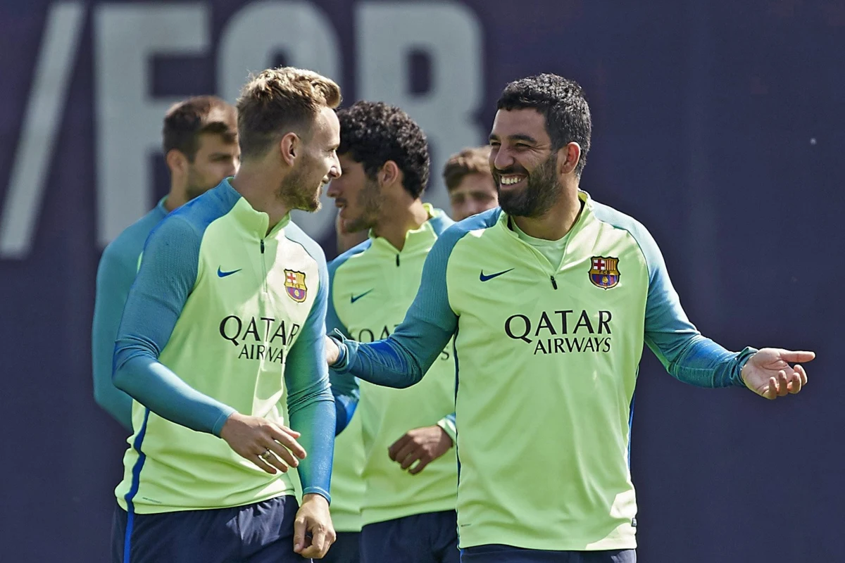 Klub Istanbul Basaksehir nałożył na kapitana piłkarskiej reprezentacji Turcji Ardę Turana grzywnę w wysokości 2,5 mln lir (431 tys. dolarów, czyli 1,6 mln złotych). Zawodnik jest oskarżony o nielegalne posiadanie broni, molestowanie seksualne i udział w bójce. Turana jest piłkarzem FC Barcelona wypożyczoną do drużyny Basaksehir.