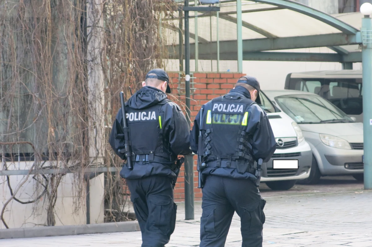 Są prokuratorskie zarzuty dla dwóch policjantów z Katowic, którzy pozwolili na pobicie zatrzymanego Brytyjczyka. Trzeci policjant, który zaatakował obezwładnionego już mężczyznę, usłyszał zarzut usiłowania zabójstwa. Wcześniej informowano o tymczasowym areszcie dla jednego policjanta z Katowic, który pobił zatrzymanego mężczyznę.