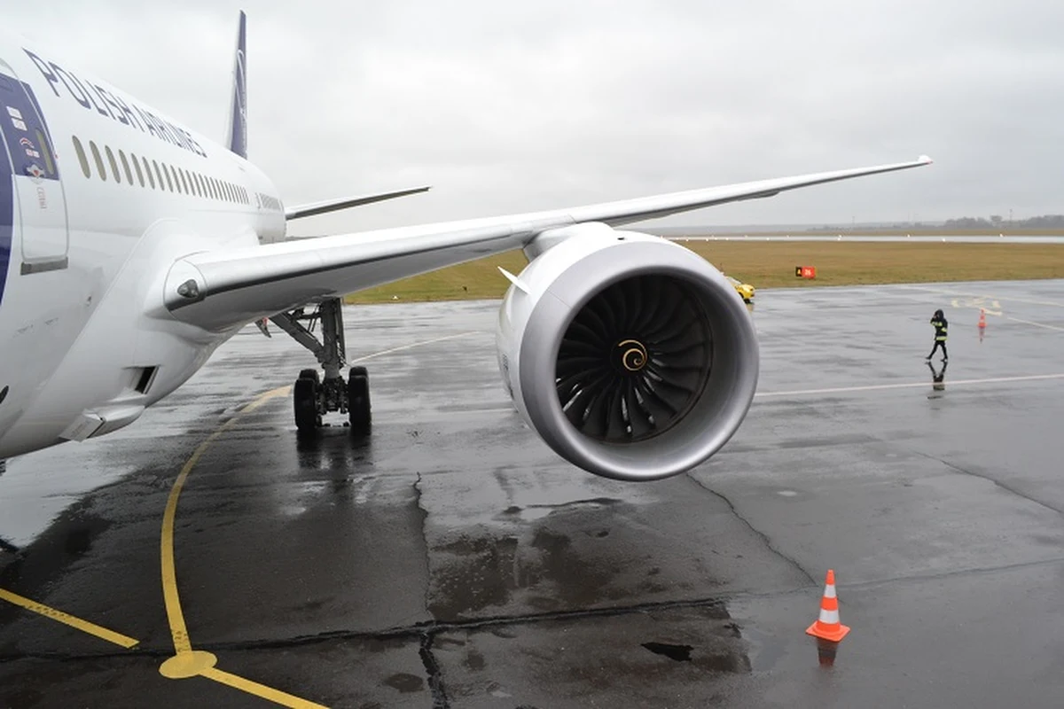 "W jutrzejszym strajku w Polskich Liniach Lotniczych Lot weźmie udział co najmniej 60 procent załogi!" - tak twierdzą działające w firmie związki zawodowe, które domagają się przywrócenia dawnych, korzystnych zasad zatrudnienia. Władze narodowego przewoźnika odpowiadają, że ich zdaniem "w strajku weźmie udział kilka osób".