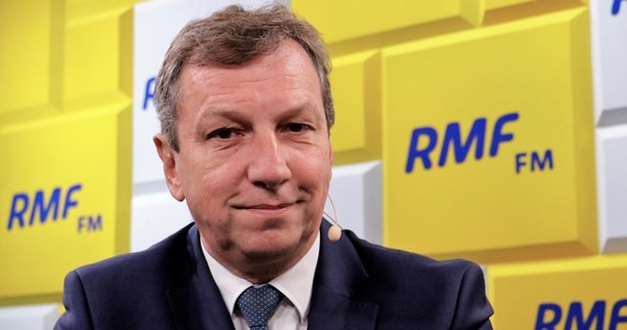 "Złożymy, złożymy. Na razie jest kampania i ona musi dotrzeć do finału" - tak Andrzej Halicki mówił w Porannej rozmowie w RMF FM o zapowiedzianym przez Platformę Obywatelską wniosku o wotum nieufności wobec premiera Mateusza Morawieckiego. "Po kampanii zajmiemy się premierem Morawieckim, bo zajmują się nim Polacy, bo widać, jakim jest hipokrytą, bo ‘taśmy prawdy’ (…) odsłaniają jego hipokryzję i cynizm" - zaznaczył. Odnosząc się do ujawnionego przez media nagrania rozmowy Morawieckiego sprzed kilku lat i jego głośnych słów nt. wypadku Roberta Kubicy, Halicki stwierdził: "Dzisiaj kontraktem z Kubicą próbuje zatuszować tą swoją arogancję. Robert Kubica może być zadowolony, ale czy za 40 milionów można kupić spokój i sumienie, że tamto nie istnieje? Nie. Nie przekreśli pieniędzmi Orlenu tego, co powiedział". Dopytywany natomiast przez Roberta Mazurka, czy wniosek o wotum nieufności będzie dotyczył właśnie upublicznionych nagrań, szef mazowieckiej Platformy odparł: "Całokształtu. 3 lata".