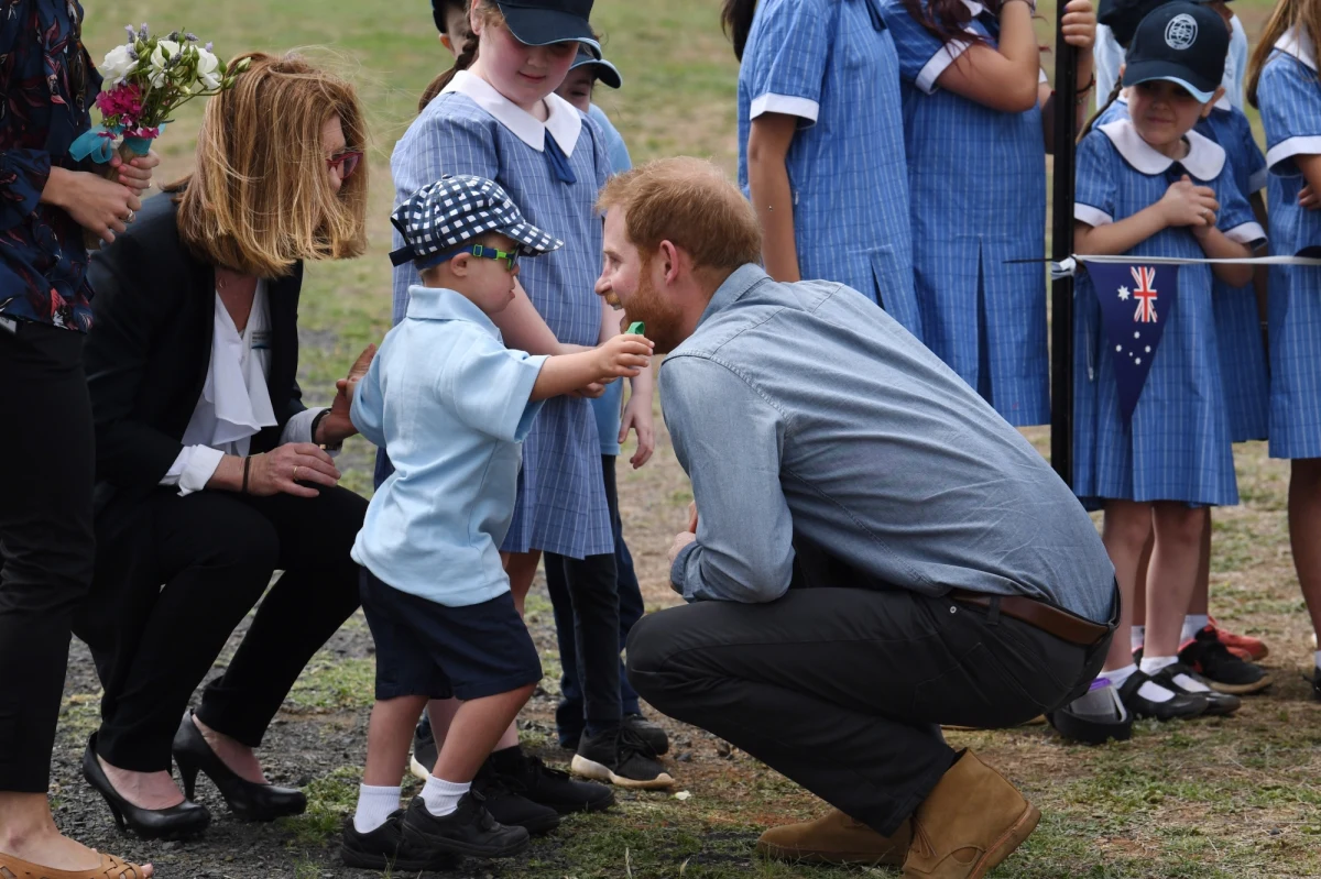 Złamany protokół dyplomatyczny, ciasto bananowe upieczone własnoręcznie przez Meghan, która parasolem ochraniała swojego męża Harry’ego przed ulewnym deszczem. Australijskie media rozpisują się o trwającej wizycie brytyjskiej pary książęcej - pierwszej od momentu ogłoszenia, że księżna i książę Sussex spodziewają się dziecka.
