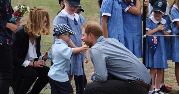 Złamany protokół dyplomatyczny, ciasto bananowe upieczone własnoręcznie przez Meghan, która parasolem ochraniała swojego męża Harry’ego przed ulewnym deszczem. Australijskie media rozpisują się o trwającej wizycie brytyjskiej pary książęcej - pierwszej od momentu ogłoszenia, że księżna i książę Sussex spodziewają się dziecka.
