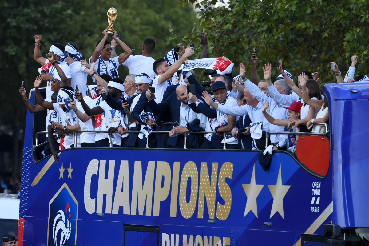 ​Triumfatorzy tegorocznych mistrzostw świata w Rosji Francuzi utrzymywali się przy piłce mniej niż przez 50 procent czasu gry i przebiegli średnio więcej od tylko czterech innych uczestników mundialu - wynika z raportu Międzynarodowej Federacji Piłki Nożnej (FIFA).