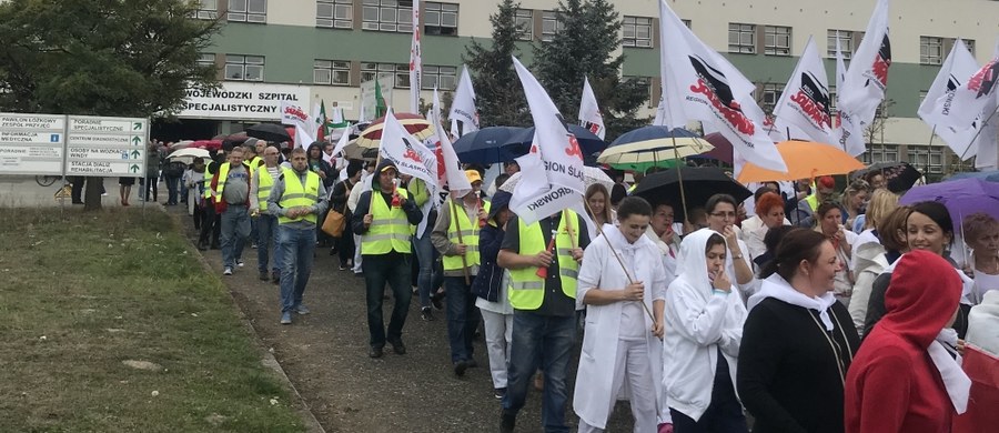 Manifestacją na ulicach Rybnika zaczął się strajk pracowników w Wojewódzkim Szpitalu Specjalistycznym nr. 3. Pracownicy placówki domagają się podwyżki płac.