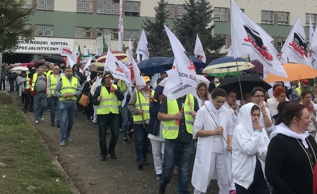 Manifestacją na ulicach Rybnika zaczął się strajk pracowników w Wojewódzkim Szpitalu Specjalistycznym nr. 3. Pracownicy placówki domagają się podwyżki płac.