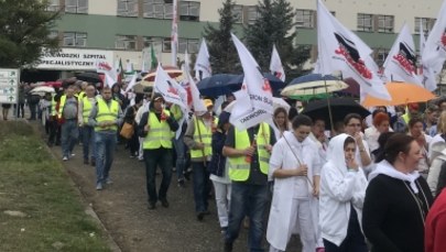 Pracownicy szpitala w Rybniku wyszli na ulice. "Płace poniżej godności”