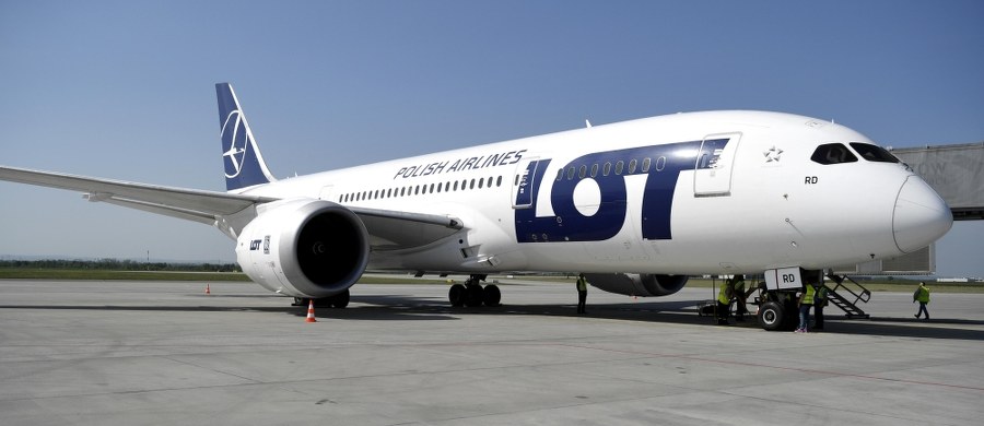 ​Co najmniej 300 osób weźmie w czwartek udział w strajku pracowników LOT-u - twierdzą związki zawodowe działające w Polskich Liniach Lotniczych. Strajk rozpocznie się o godz. 5:00. Liczba lotów, które mogą zostać odwołane, zależy od tego, ile osób zastrajkuje, ale - według związkowców - można mówić o co najmniej 40 lotach, które z powodu strajku się nie odbędą. 