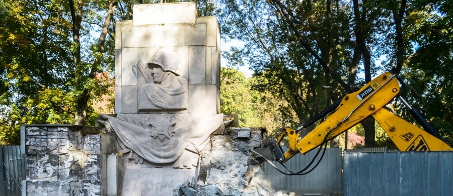 Rzeczniczka MSZ Rosji Maria Zacharowa nazwała "przepisywaniem historii na nowo" przeprowadzany w Warszawie demontaż pomnika Wdzięczności Żołnierzom Armii Radzieckiej. Oświadczyła także, że chodzi o "pomniki zwykłych ludzi".