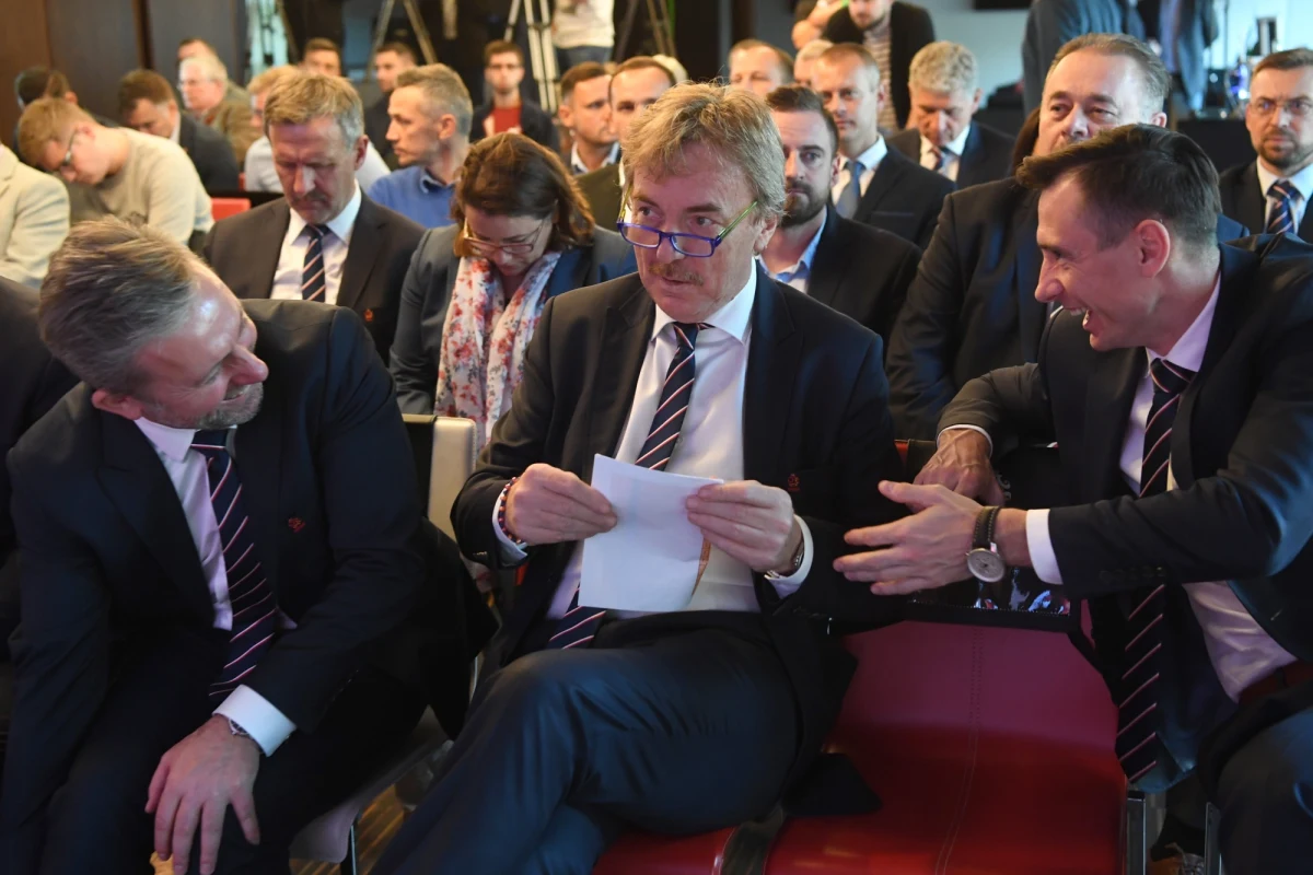 ​Certyfikacja szkółek piłkarskich, program Talent Pro, Internetowy System Skautingu i Obserwacji - to nowe programy PZPN na szkolenie młodych zawodników. "To nie jest jak z językiem angielskim, że w kilka lat każdy się tego nauczy" - powiedział prezes Zbigniew Boniek. Na spotkaniu na PGE Narodowym zaprezentowano projekty mające na celu poprawę poziomu szkolenia młodych piłkarzy. Być może najbardziej rozbudowanym jest program certyfikacji szkółek piłkarskich. Zakłada on możliwość ubiegania się o specjalny "znak jakości" PZPN - brązowy, srebrny lub złoty, zależnie od czynników takich jak: liczba zawodników przypadających na jednego trenera, kwalifikacje szkoleniowców, dostęp do boisk, wyposażenia, szatni itp.