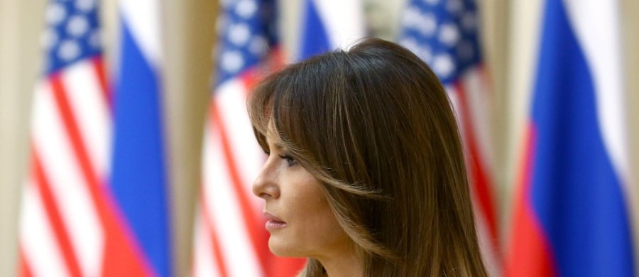 Samolot z amerykańską Pierwszą Damą Melania Trump został zmuszony do zawrócenia i wylądowania po tym jak kabina wypełniła się dymem - podało BBC. "Wszystko jest w porządku, a wszyscy są bezpieczni", powiedział rzecznik Pierwszej Damy.