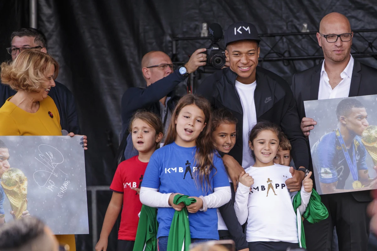 ​Kylian Mbappe odwiedził Bondy, przedmieście Paryża, gdzie się wychował. Gwiazdę francuskiego futbolu witały tysiące osób. "Wierzcie w swoje marzenia. Mam nadzieję, że pewnego dnia jeden z was będzie na moim miejscu" - powiedział zwracając się do młodzieży.