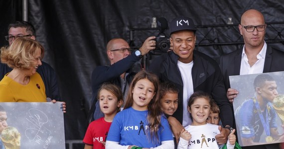 ​Kylian Mbappe odwiedził Bondy, przedmieście Paryża, gdzie się wychował. Gwiazdę francuskiego futbolu witały tysiące osób. "Wierzcie w swoje marzenia. Mam nadzieję, że pewnego dnia jeden z was będzie na moim miejscu" - powiedział zwracając się do młodzieży.