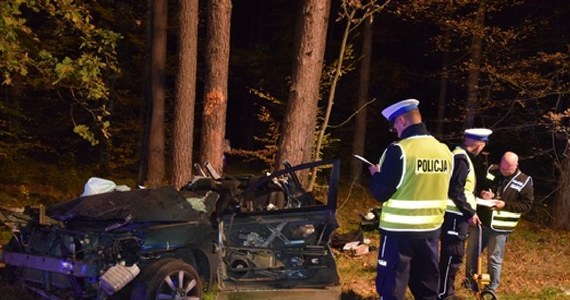 Tragiczny wypadek w Wyszkowie. Trzy 20-letnie piłkarki uczniowskiego klubu piłkarskiego zginęły wczoraj po tym, jak auto, którym jechały uderzyło w drzewo. Przyczyny wypadku nie są znane.