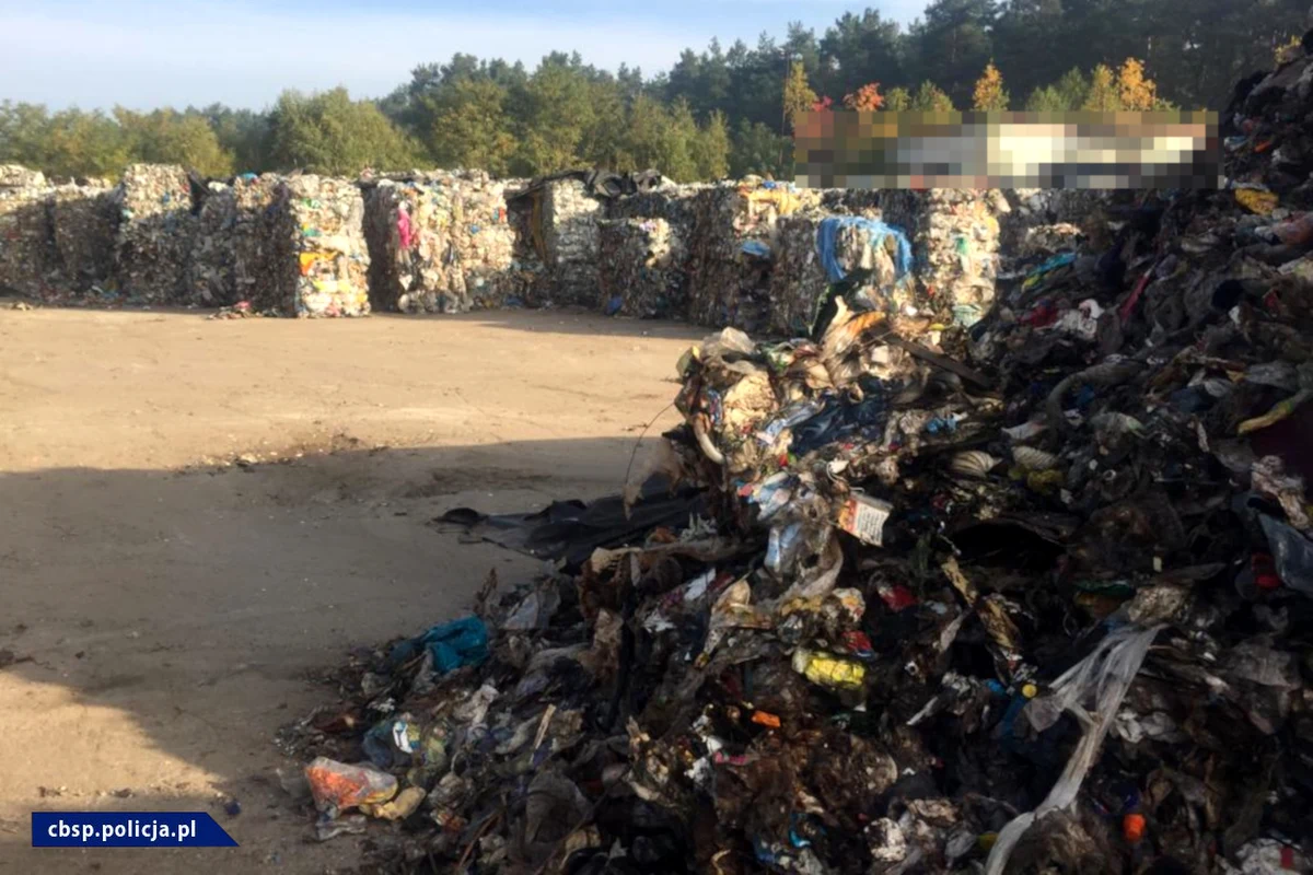 Policjanci z CBŚP rozbili gang, którego członkowie sprowadzali do Polski z terytorium Niemiec zmieszane odpady komunalne. Zamiast do miejsca, gdzie miały być poddane recyklingowi, śmieci trafiały do składowisk w województwie łódzkim i wielkopolski. Podejrzani na wwożeniu do Polski 4 tys. ton śmieci mogli zarobić ponad 1,2 miliona złotych. 20 osób jest podejrzanych, a 12 usłyszało zarzut udziału w zorganizowanej grupie przestępczej.