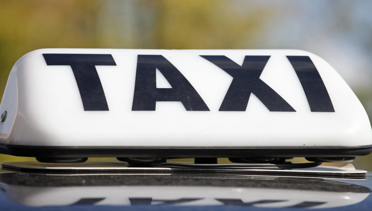 O nowe przepisy regulujące zasady przewozu osób zaapelują warszawscy taksówkarze masowym przejazdem przez miasto. O godz. 12 ruszył z okolic Cmentarza Północnego i przez Śródmieście dojadą na Ursynów. Trasa ich przejazdu przewiduje m.in. ul. Marszałkowską.