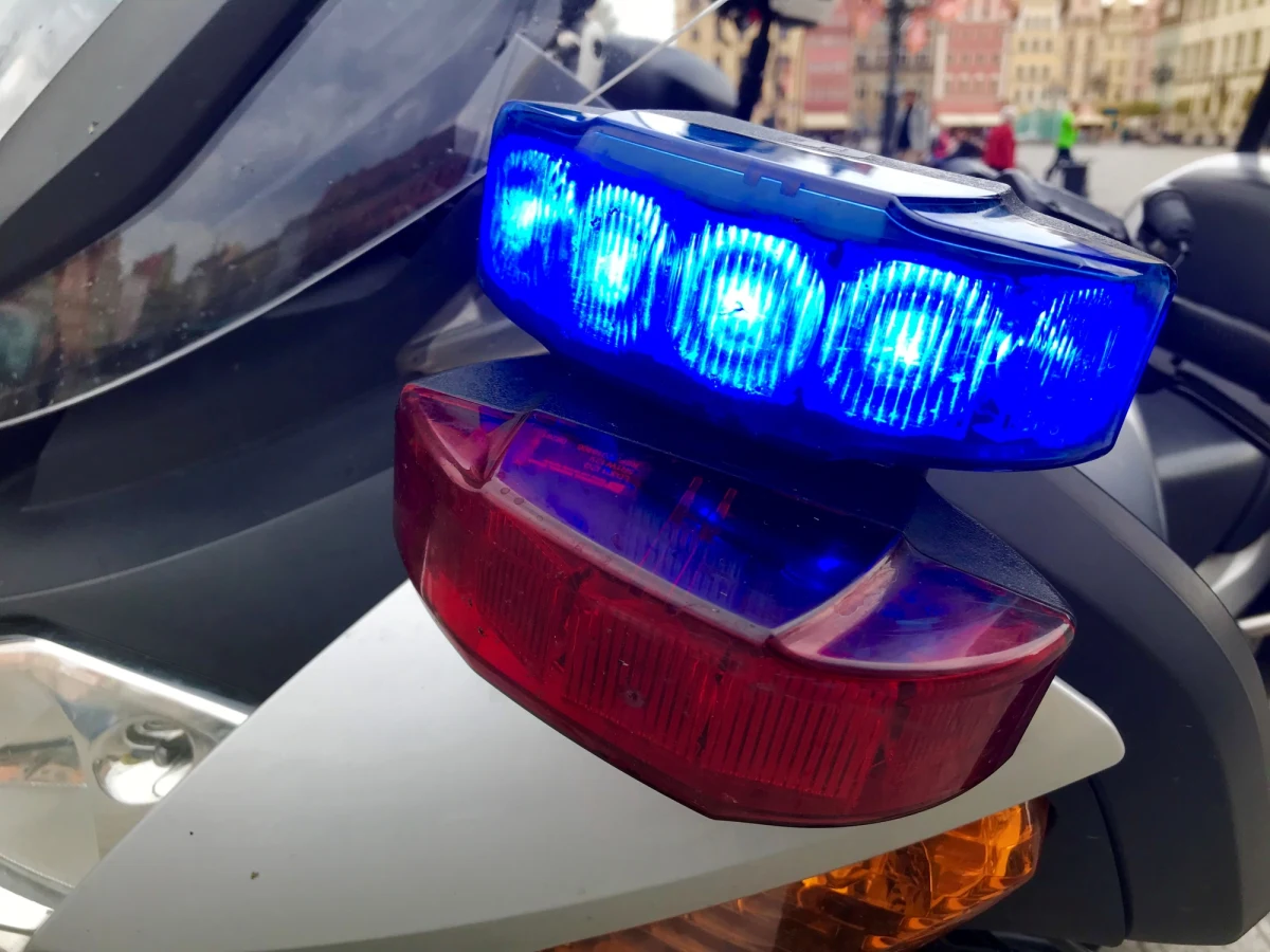 Policjanci z małopolskiego Krościenka nad Dunajcem szukają świadków skandalicznego zachowania kierowcy, który "podpiął się" pod jadącą na sygnale karetkę pogotowia. Maserati mknęło "korytarzem życia", stwarzając zagrożenie dla innych samochodów.