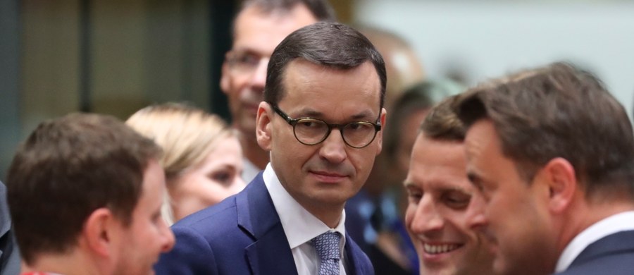 ​"Jesteśmy bardzo zadowoleni z rozwiązań proponowanych w sprawie migracji" - mówił premier Mateusz Morawiecki na szczycie Unii Europejskiej w Brukseli. Jak donosi korespondentka RMF FM, szef rządu jest zadowolony, że przebiło się polskie stanowisko w sprawie kwot uchodźców. Polska postulowała, żeby nie było obowiązkowych limitów przyjmowania migrantów.