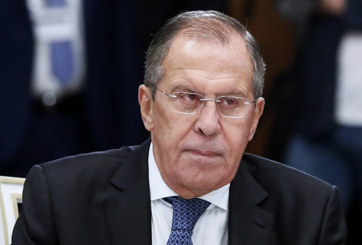 Szef rosyjskiego MSZ Siergiej Ławrow w wywiadzie dla "Paris Match" zapewnił, że Moskwa opowiada się za silną i stabilną Europą, mówił o braku dialogu między Rosją a NATO. Uznał też, że obecność wojsk USA w Polsce byłaby naruszeniem porozumienia Rosja-NATO.