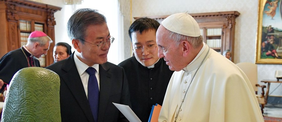 ​Prezydent Korei Południowej Mun Dze In przekazał papieżowi Franciszkowi w czwartek podczas audiencji w Watykanie ustne zaproszenie od przywódcy Korei Północnej Kim Dzong Una do Pjongjangu - podały władze w Seulu. Władze Korei Południowej podały też, że Papież Franciszek wyraził gotowość złożenia wizyty w Korei Północnej i rozważy podróż, gdy otrzyma oficjalne zaproszenie.
