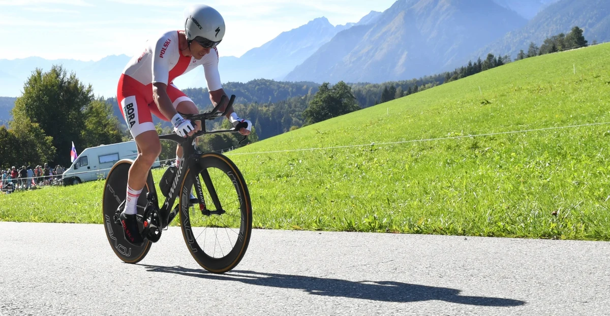 Jeden z najlepszych polskich kolarzy Maciej Bodnar spełnił kolejne marzenie związane ze swoją pasją do ciężarówek. Zdał egzamin na prawo jazdy C+E, które pozwala prowadzić ciężarówkę z przyczepą. "Z tymi ciężarówkami to zostało mi coś z dzieciństwa. Zawsze pasjonowały mnie wielkie samochody” – mówi Bodnar w rozmowie z RMF FM. Dodaje, że w przyszłości chętnie zrobi uprawnienia do prowadzenia pojazdów ponadgabarytowych. 