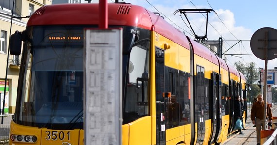 ​Co najmniej dwie osoby zostały poszkodowane w wypadku dwóch tramwajów, do którego doszło po południu w Gdańsku. Po zdarzeniu pasażerowie jednego z pojazdów zostali w nim uwięzieni. Na miejscu działają cztery zastępy straży pożarnej.