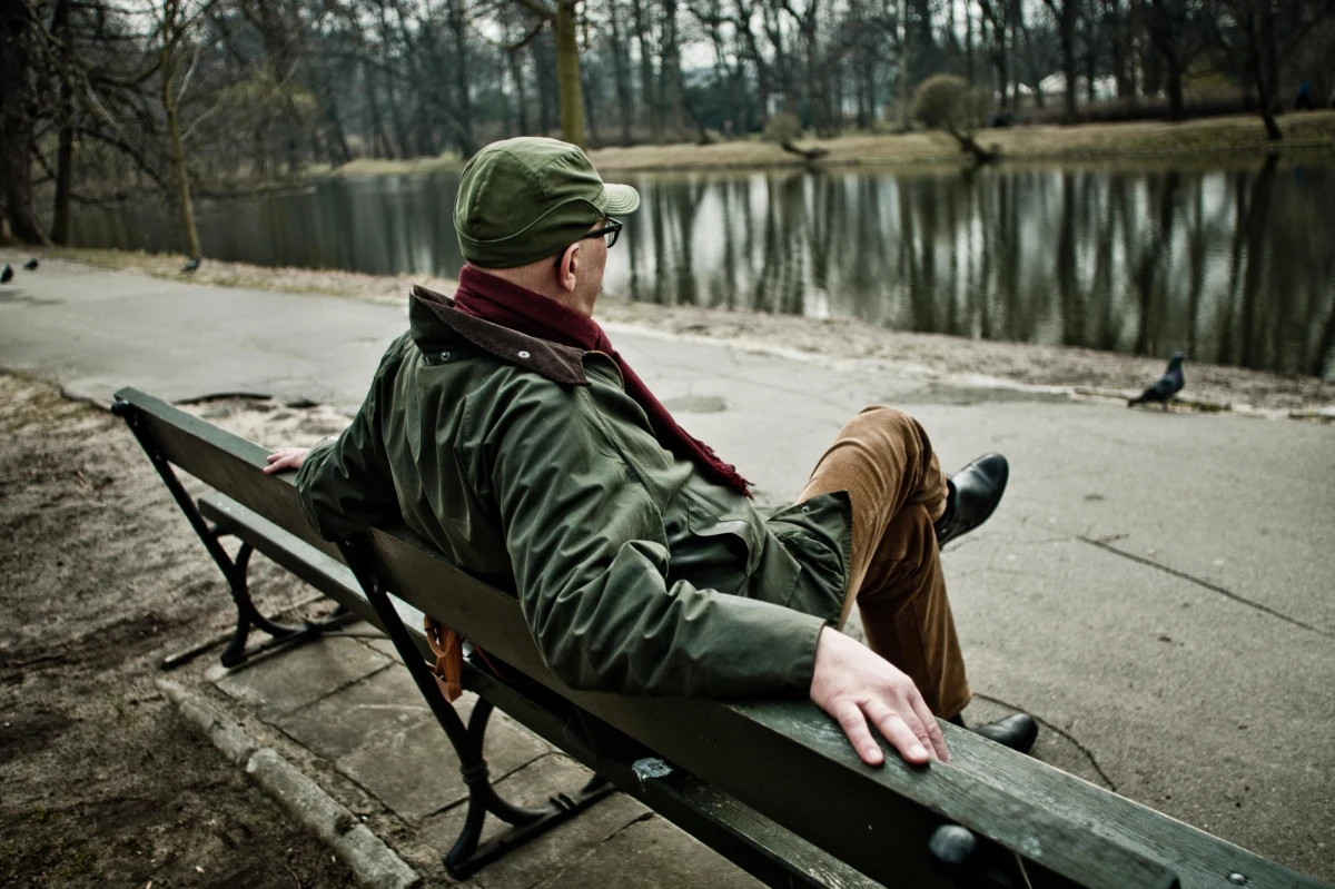  "My, oficerowie wywiadu, czyli funkcjonariusze państwa polskiego nigdy do siebie ani o sobie w oficjalnych dokumentach nie mówimy "szpieg". W języku potocznym mówimy w ten sposób, natomiast w języku służbowym mówi się "oficer wywiadu", "figurant", "agent", "współpracownik"" - mówi RMF FM Vincent V. Severski - były oficer wywiadu PRL i RP, a obecnie autor popularnych powieści. "Szpieg, który nie ma za sobą instytucji szpiegowskiej, jest ślepy, głuchy i bezzębny" - podkreśla. Mówi też o uzależnieniu od adrenaliny i nawykach, których trudno się pozbyć nawet po przejściu na emeryturę. 