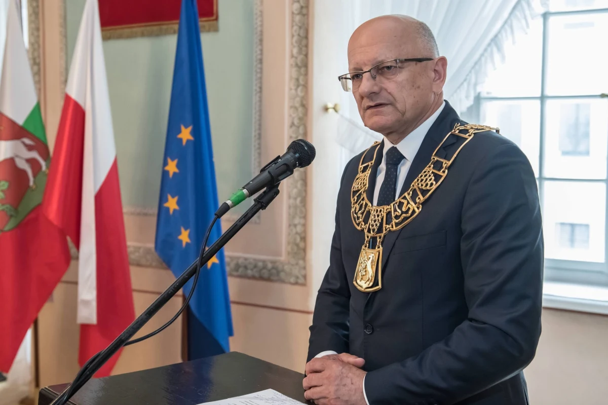 ​Ubiegający się o reelekcję prezydent Lublina Krzysztof Żuk zapowiedział złożenie pozwu w trybie wyborczym przeciwko kandydatowi Zjednoczonej Prawicy na prezydenta tego miasta posłowi PiS Sylwestrowi Tułajewowi. Chodzi o sugestie posła, że Żuk chce przyjmować "islamskich imigrantów". "Pozew jest w tej chwili przygotowywany" - powiedziała rzeczniczka Komitetu Wyborczego Wyborców Krzysztof Żuk Beata Stepaniuk-Kuśmierzak.