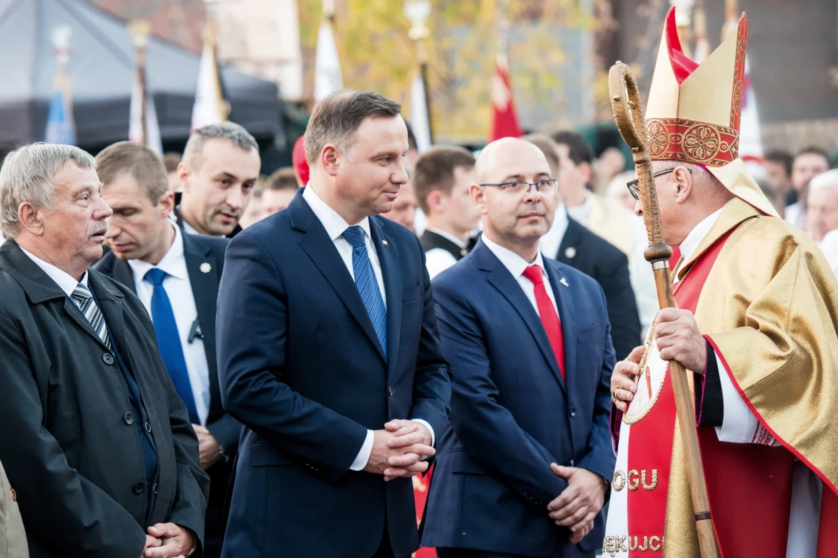 ​Bądźmy razem 11 listopada. Odsuńmy na bok spory - zaapelował prezydent Andrzej Duda we Włocławku, podczas uroczystości w przeddzień 34. rocznicy męczeńskiej śmierci bł. ks. Jerzego Popiełuszki. Dodał, że kapelan Solidarności z pewnością by tego chciał.