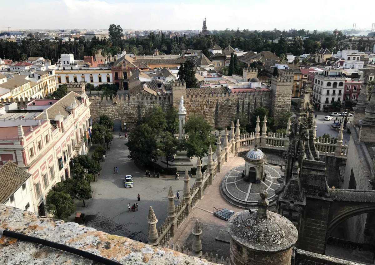 Sewilla, stolica Andaluzji. W przeszłości jeden z najważniejszych hiszpańskich portów. Miasto położone nad rzeką Gwadalkiwir może pochwalić się obiektami wpisanymi na listę UNESCO. Założona przez Iberów, a rządzona później przez Fenicjan, Kartagińczyków czy Arabów. Do dziś zachwyca historią i niepowtarzalnym, andaluzyjskim klimatem. Także kuchnią. Co warto zobaczyć w Sewilli?