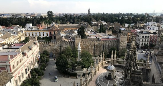 Sewilla, stolica Andaluzji. W przeszłości jeden z najważniejszych hiszpańskich portów. Miasto położone nad rzeką Gwadalkiwir może pochwalić się obiektami wpisanymi na listę UNESCO. Założona przez Iberów, a rządzona później przez Fenicjan, Kartagińczyków czy Arabów. Do dziś zachwyca historią i niepowtarzalnym, andaluzyjskim klimatem. Także kuchnią. Co warto zobaczyć w Sewilli?