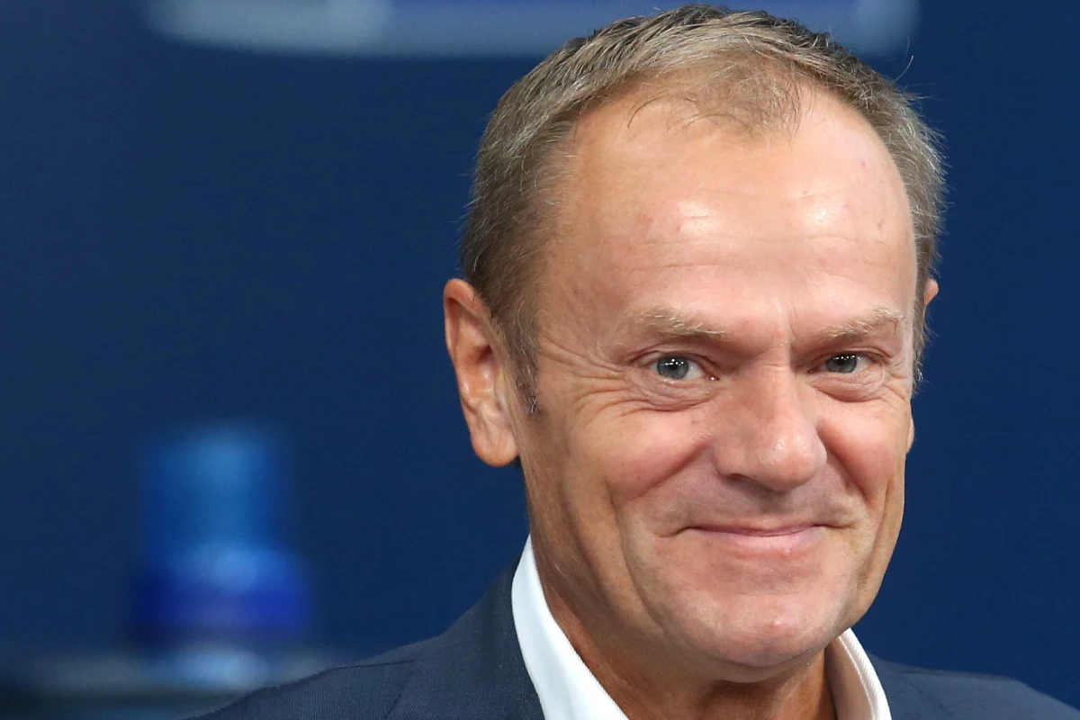 ​Szef Rady Europejskiej Donald Tusk poinformował, że przekazał ambasadorowi Polski przy UE Andrzejowi Sadosiowi swoją prośbę, żeby zdjętą tablicę ze Stałego Przedstawicielstwa Polski w Brukseli przekazać na cele charytatywne.