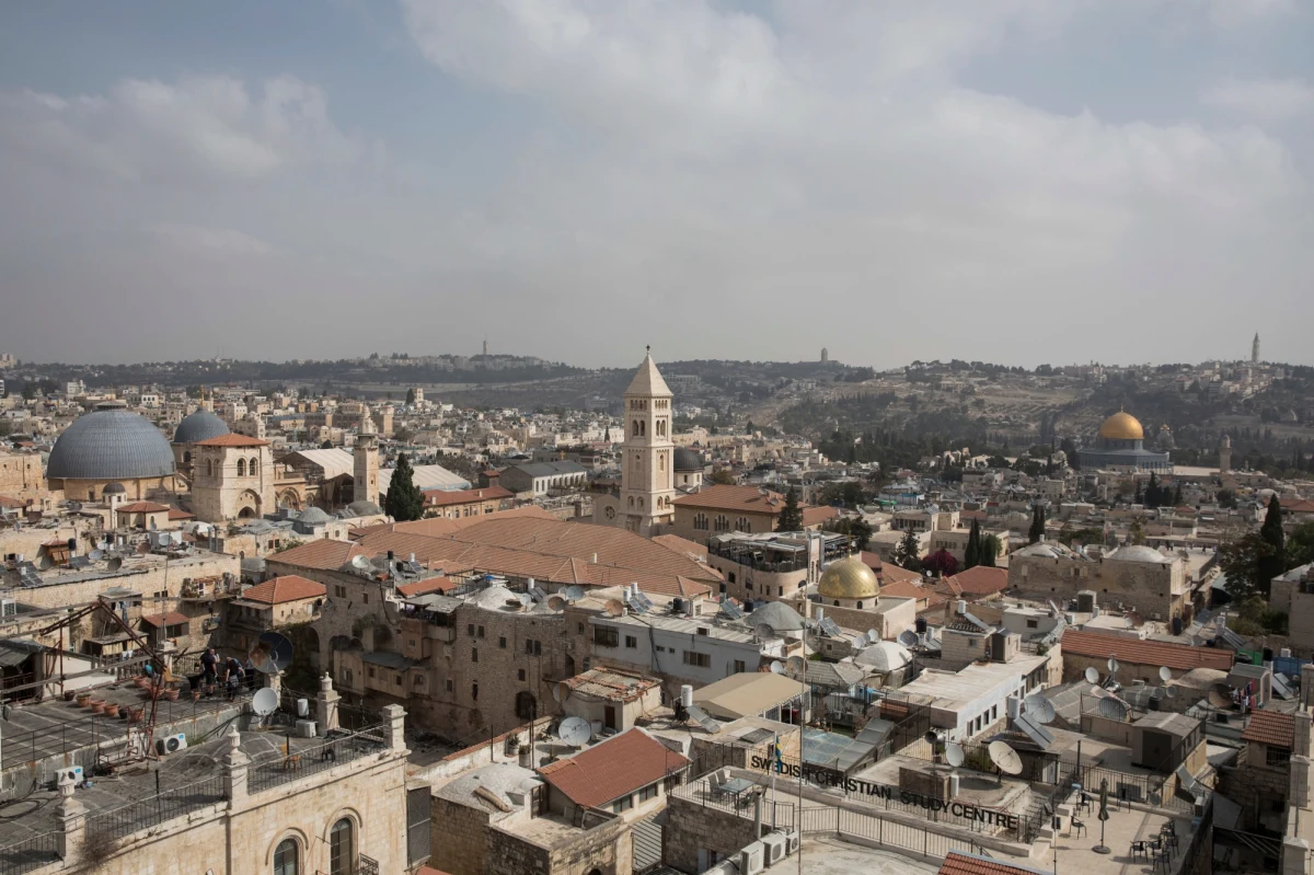 Stany Zjednoczone likwidują konsulat w Jerozolimie, który był de facto misją dyplomatyczną do kontaktów z Palestyńczykami, i wcielą go do swej ambasady w Izraelu - poinformował w czwartek sekretarz stanu USA Mike Pompeo. Autonomia Palestyńska nazwała to "bardzo złą decyzją".
