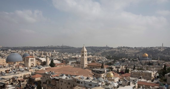 Stany Zjednoczone likwidują konsulat w Jerozolimie, który był de facto misją dyplomatyczną do kontaktów z Palestyńczykami, i wcielą go do swej ambasady w Izraelu - poinformował w czwartek sekretarz stanu USA Mike Pompeo. Autonomia Palestyńska nazwała to "bardzo złą decyzją".
