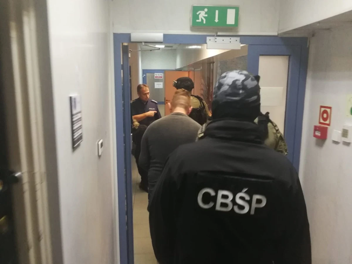 Paweł M. ps. "Misiek" jest już zatrzymany przez polskich policjantów - poinformowała w czwartek Komenda Główna Policji. Paweł M. był poszukiwany listem gończym i zatrzymany pod koniec września we Włoszech. Jak dowiedziało się RMF FM mężczyzna jest już w Polsce.