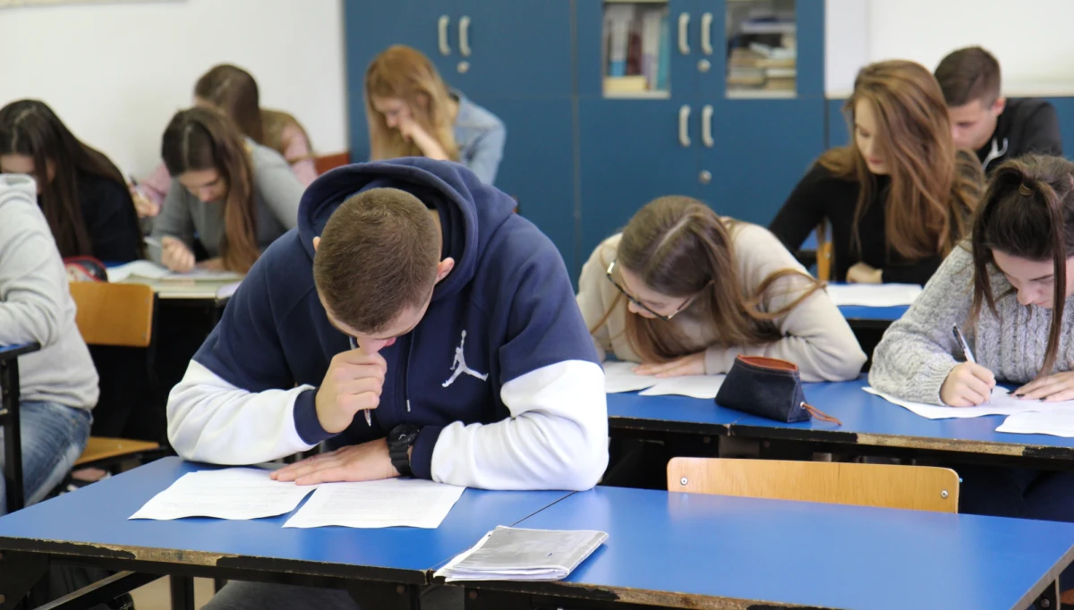 ​Możliwe, że w niektórych warszawskich liceach nauka będzie odbywała się od wtorku do soboty - podaje "Rzeczpospolita".