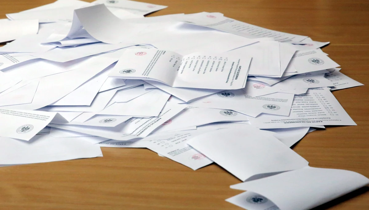 ​Jak oddać ważny głos w wyborach samorządowych? Należy postawić znak X w kratce przy jednym nazwisku kandydata na karcie do głosowania. PKW apeluje, by wyborcy nie zamazywali kratek, a jedynie stawiali znak X przy nazwisku osoby, na którą chcą oddać głos.