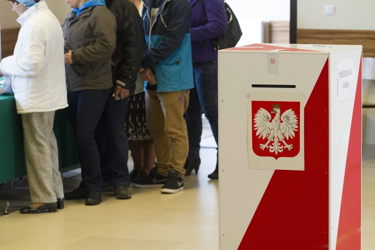 W wyborach samorządowych wyborcy będą głosować w lokalach wyborczych tam, gdzie są wpisani do rejestru wyborców. Prawo do głosowania przez pełnomocnika przysługuje tylko niepełnosprawnym i osobom, które ukończyły 75 lat. Osoby niepełnosprawne mogą też oddać głos korespondencyjnie.