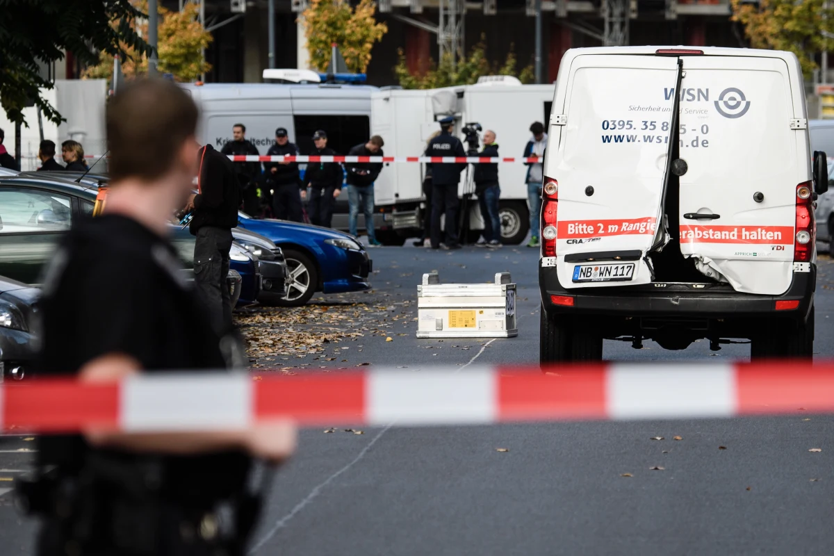 Sceny jak z filmu sensacyjnego rozegrały się o poranku na Alexanderplatz w Berlinie. Zamaskowani i uzbrojeni sprawcy napadli na konwój z pieniędzmi. Padły strzały.