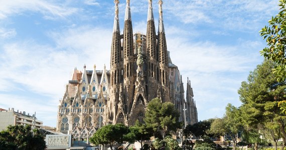 ​Bazylika Sagrada Familia w Barcelonie, jedna z najbardziej znanych atrakcji turystycznych, musi zapłacić 41 milionów dolarów władzom miasta za to, że budowla powstaje bez pozwolenia od ponad 130 lat.