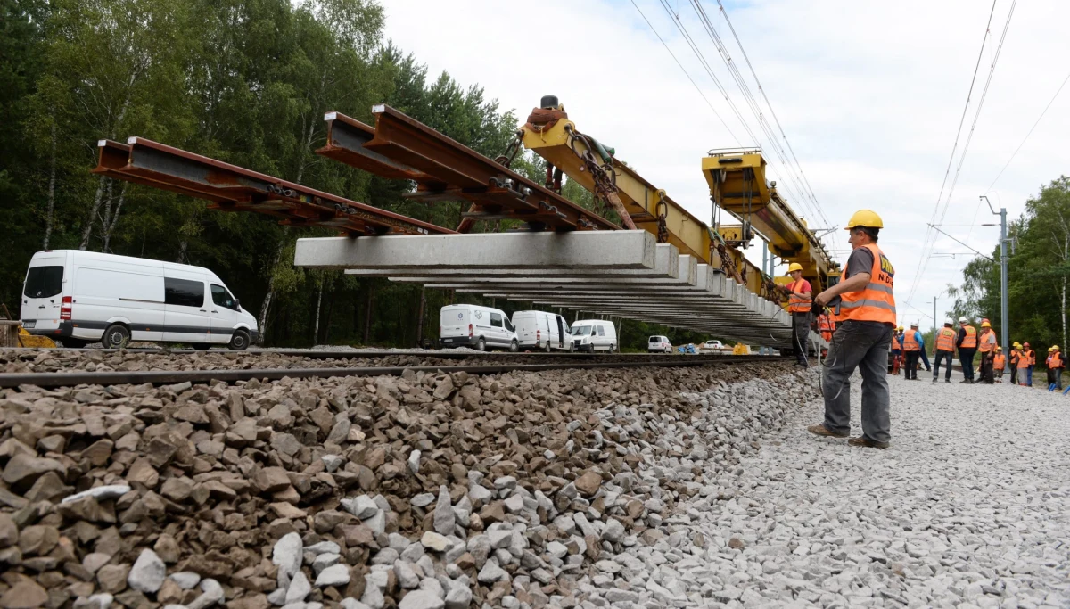 ​PKP PLK uruchomiły gwarancje bankowe firmy Astaldi, która porzuciła dwa kontrakty kolejowe. To 1/3 wartości tych umów, czyli około 300 mln złotych. Roszczenia podwykonawców, którzy pracowali dla włoskiej firmy to już co najmniej 115 milionów złotych. Odzyskać pieniądze za wykonane prace lub dostarczony materiał chce ponad 100 firm - przyznał dziś wiceprezes PLK Arnold Bresch.