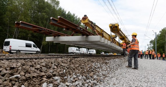 ​PKP PLK uruchomiły gwarancje bankowe firmy Astaldi, która porzuciła dwa kontrakty kolejowe. To 1/3 wartości tych umów, czyli około 300 mln złotych. Roszczenia podwykonawców, którzy pracowali dla włoskiej firmy to już co najmniej 115 milionów złotych. Odzyskać pieniądze za wykonane prace lub dostarczony materiał chce ponad 100 firm - przyznał dziś wiceprezes PLK Arnold Bresch.