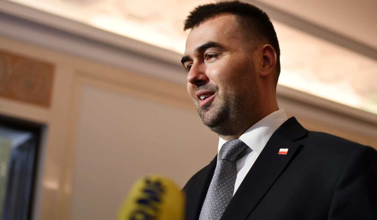 "Jeżeli potwierdzą się informacje dotyczące nałożonych przez unijny trybunał środków tymczasowych, to wydaje się, że konieczna będzie nowelizacja ustawy o Sądzie Najwyższym" - mówi w rozmowie z reporterem RMF FM  rzecznik prezydenta Andrzeja Dudy, Błażej Spychalski. Zawieszenie przepisów dotyczących przechodzenia w stan spoczynku sędziów Sądu Najwyższego, którzy ukończyli 65 lat, i przywrócenie do pracy tych przesuniętych już w stan spoczynku - na warunkach, jakie obowiązywały przed wejściem w życie nowej ustawy o SN, oraz wstrzymanie mianowań na miejsca tych sędziów – to według naszych ustaleń - treść postanowienia zabezpieczającego, wydanego przez Trybunał Sprawiedliwości Unii Europejskiej w związku ze skargą Komisji Europejskiej na Polskę.