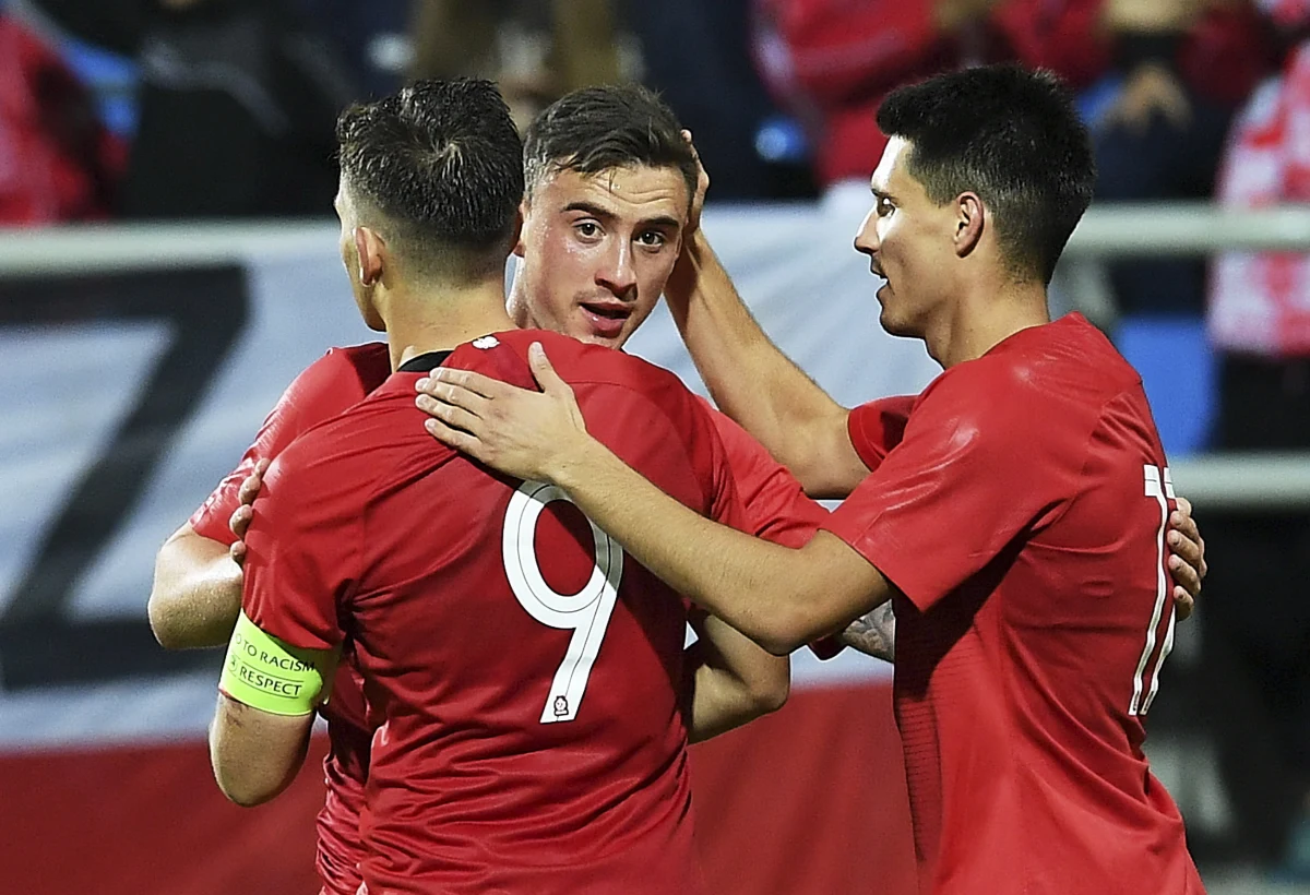 Piłkarska reprezentacja do lat 21 powalczy w dwumeczu z Portugalią o awans do przyszłorocznych mistrzostw Europy. Zespół Czesława Michniewcza trafił najgorzej jak mógł, bo naszymi rywalami mogli być jeszcze Austriacy czy Grecy. Zanosi się na bardzo trudną rywalizację. Tym bardziej, że Portugalia może znacząco wzmocnić skład. Wszystko zależy od decyzji trenera Rui Jorge’a.