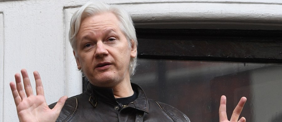 Założyciel demaskatorskiego portalu WikiLeaks Julian Assange od 6 lat przebywający w ekwadorskiej ambasadzie w Londynie domaga się lepszego dostępu do środków łączności i w związku z tym pozwał rząd Ekwadoru - poinformował w piątek prawnik Australijczyka.
