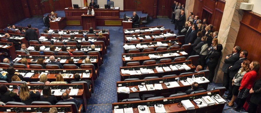 Macedoński parlament rozpoczął procedurę wprowadzenia poprawek do ustawy zasadniczej, w tym zmiany nazwy kraju na Republika Macedonii Północnej, których przyjęcie ma umożliwić mu wejście do Unii Europejskiej i NATO.